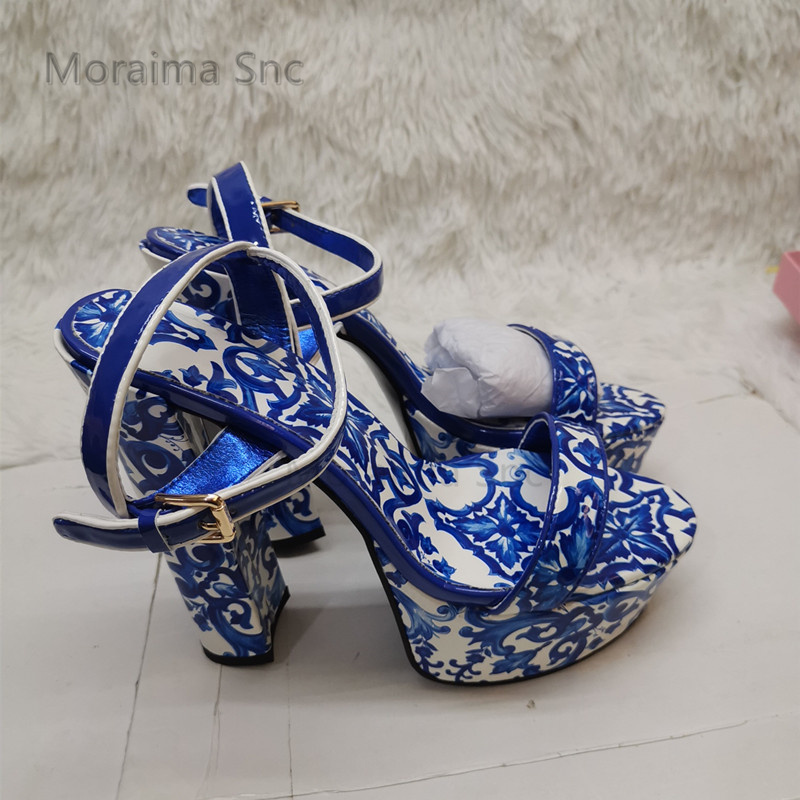 여성용 청키 힐 샌들, 블루 및 화이트 도자기 샌들,  - Women'S Shoes Navy Blue 리뷰 및 가격