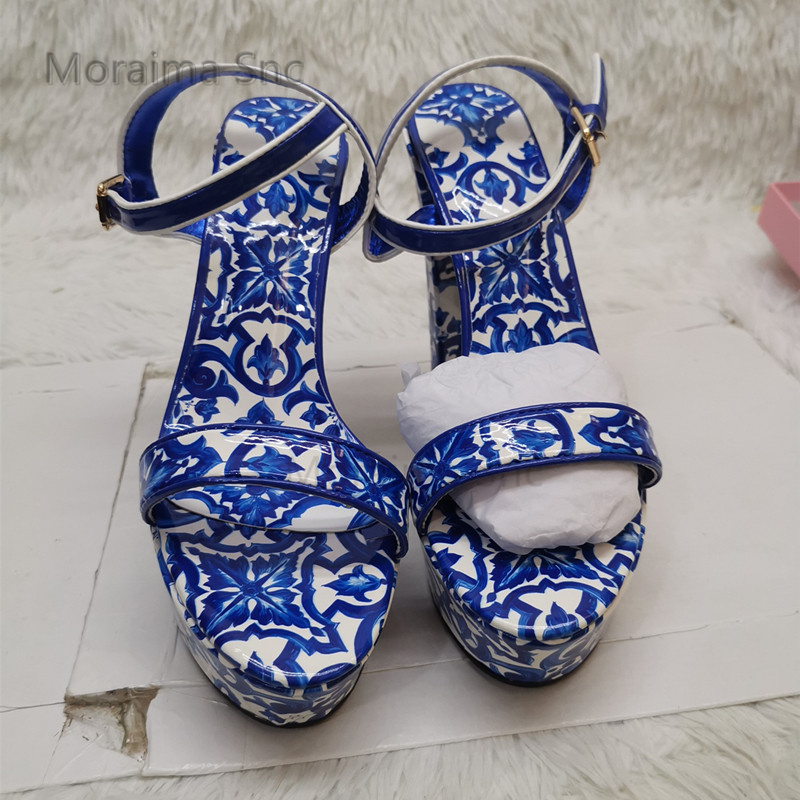 여성용 청키 힐 샌들, 블루 및 화이트 도자기 샌들,  - Women'S Shoes Navy Blue 리뷰 및 가격