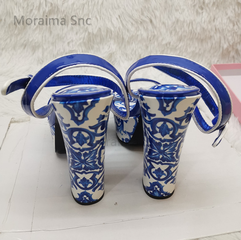 여성용 청키 힐 샌들, 블루 및 화이트 도자기 샌들,  - Women'S Shoes Navy Blue 리뷰 및 가격